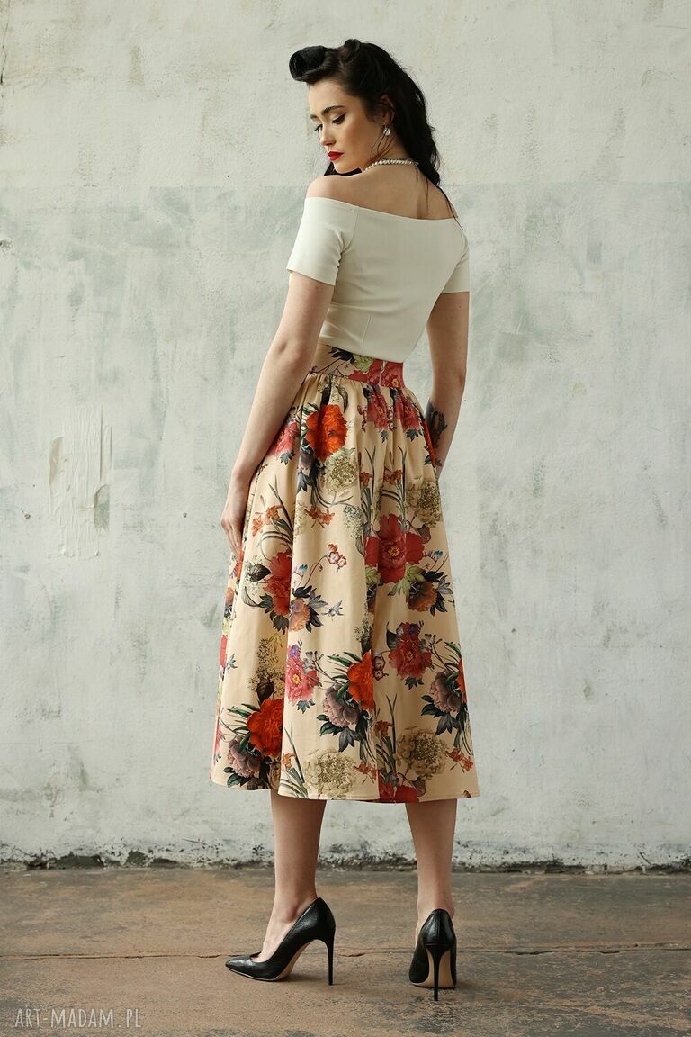 Pudrowa spódnica midi w kwiaty - elegancka, rozkloszowana z kieszeniami