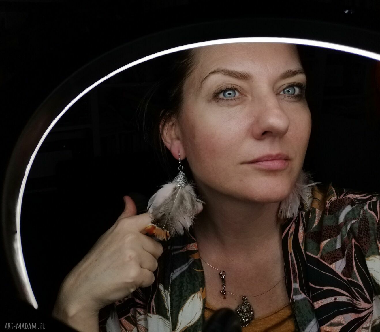 Kolczyki z pudrowych piór - lekkie frędzle w stylu folk boho na ślub