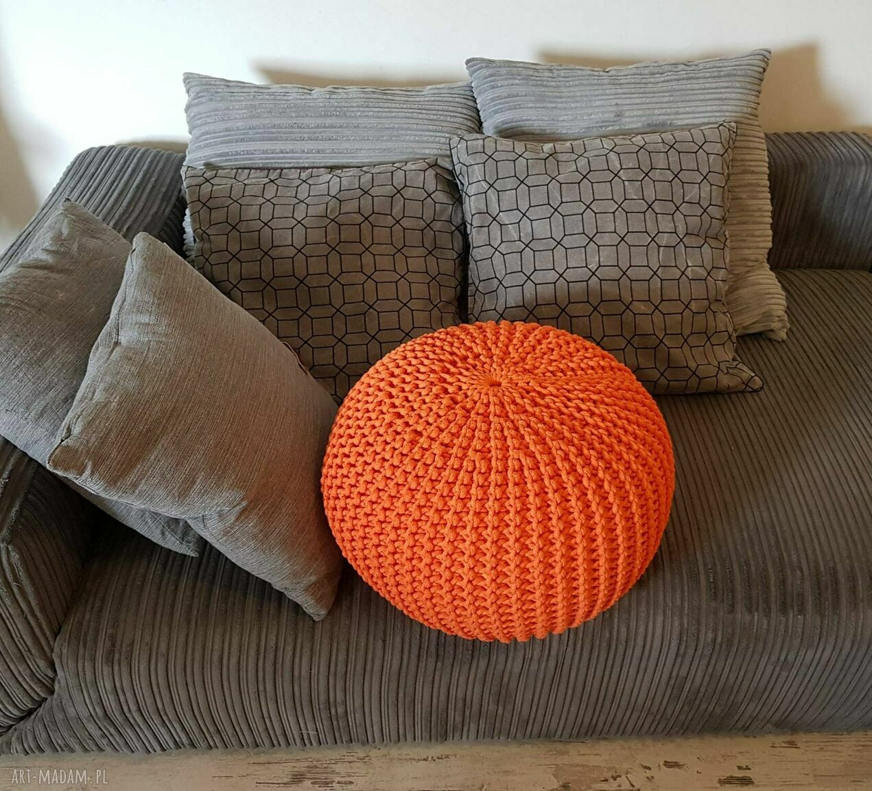 Ręcznie dziergana pufa 40x25 cm jako podnóżek i siedzisko