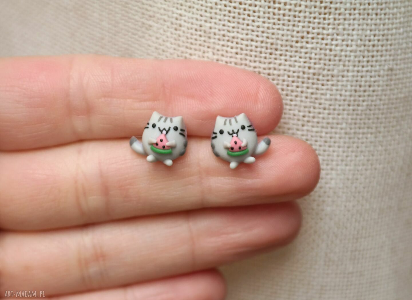 Kolczyki Pusheen z arbuzem - ręcznie robione, antyalergiczne ze stali chirurgicznej (1 cm)