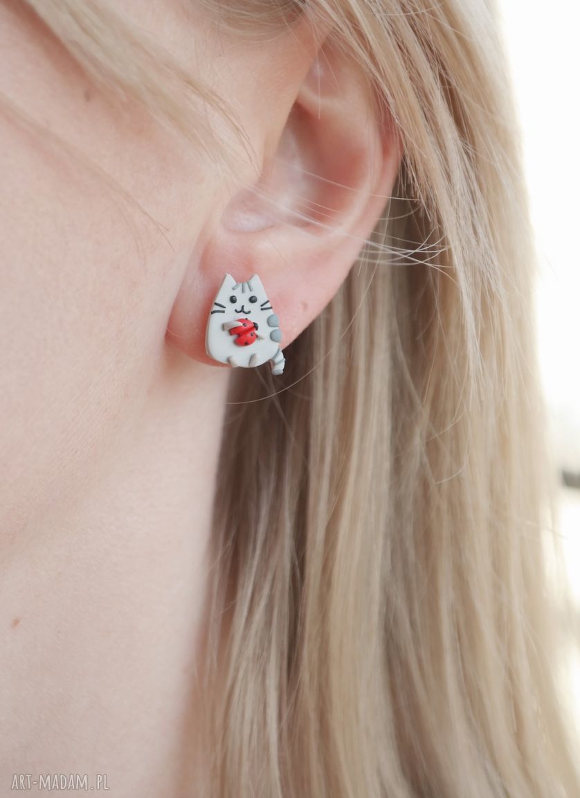 Pusheen i biedronka maleńkie kolczyki wkrętki z modeliny Fimo (stal chirurgiczna) art Madam.pl