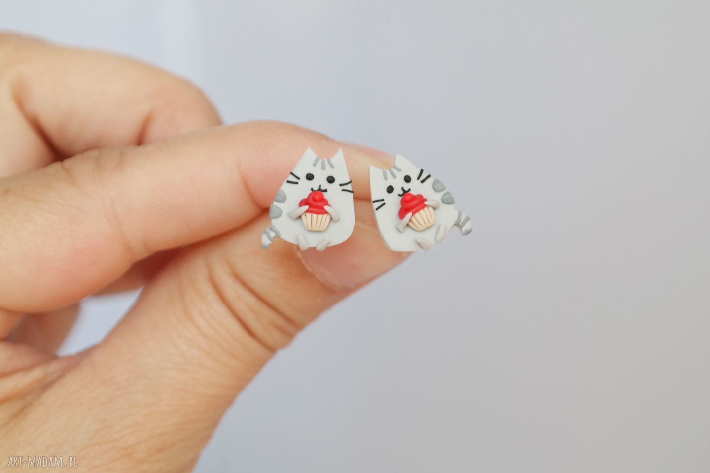 Pusheen i babeczka - maleńkie kolczyki z modeliny Fimo