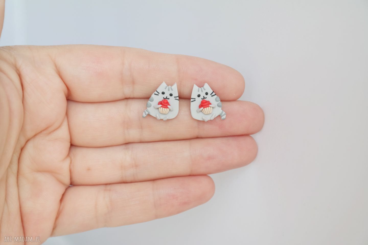 Pusheen i babeczka - maleńkie kolczyki z modeliny Fimo