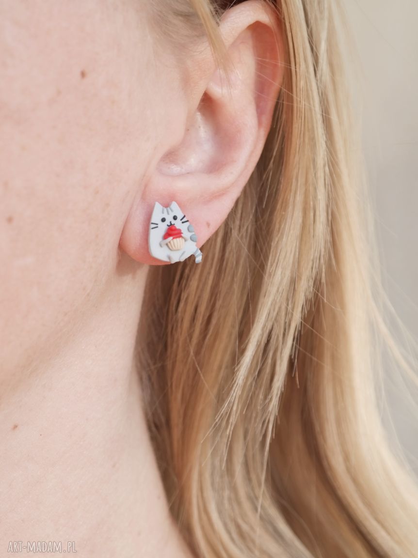 Pusheen i babeczka - maleńkie kolczyki z modeliny Fimo