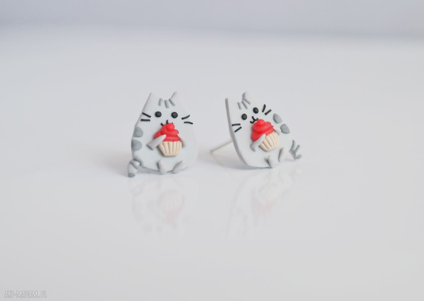 Małe kolczyki Pusheen i babeczka - ręcznie robione kolczyki kawaii