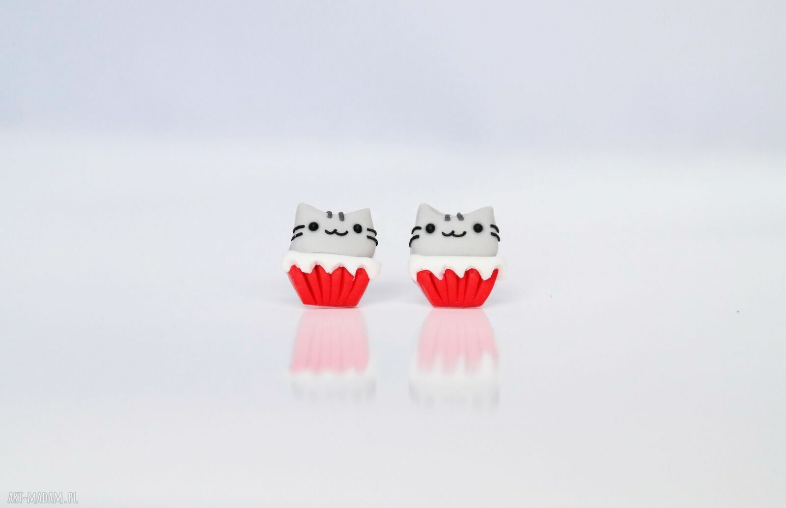 Pusheen kotki w czerwonych babeczkach - urocze kolczyki sztyfty handmade 12 mm