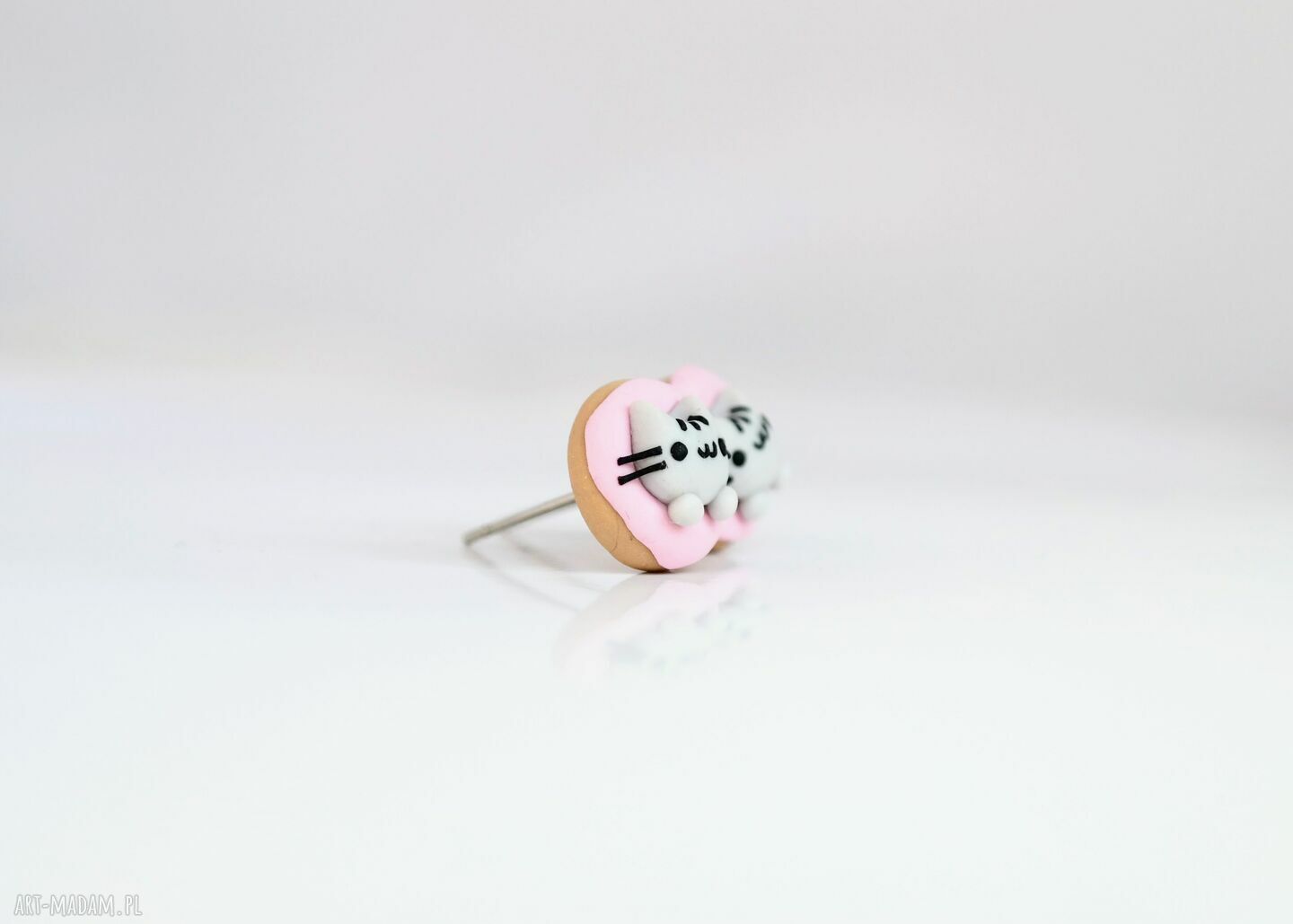 Kolczyki Pusheen w różowych pączkach - lekkie sztyfty ze stali chirurgicznej