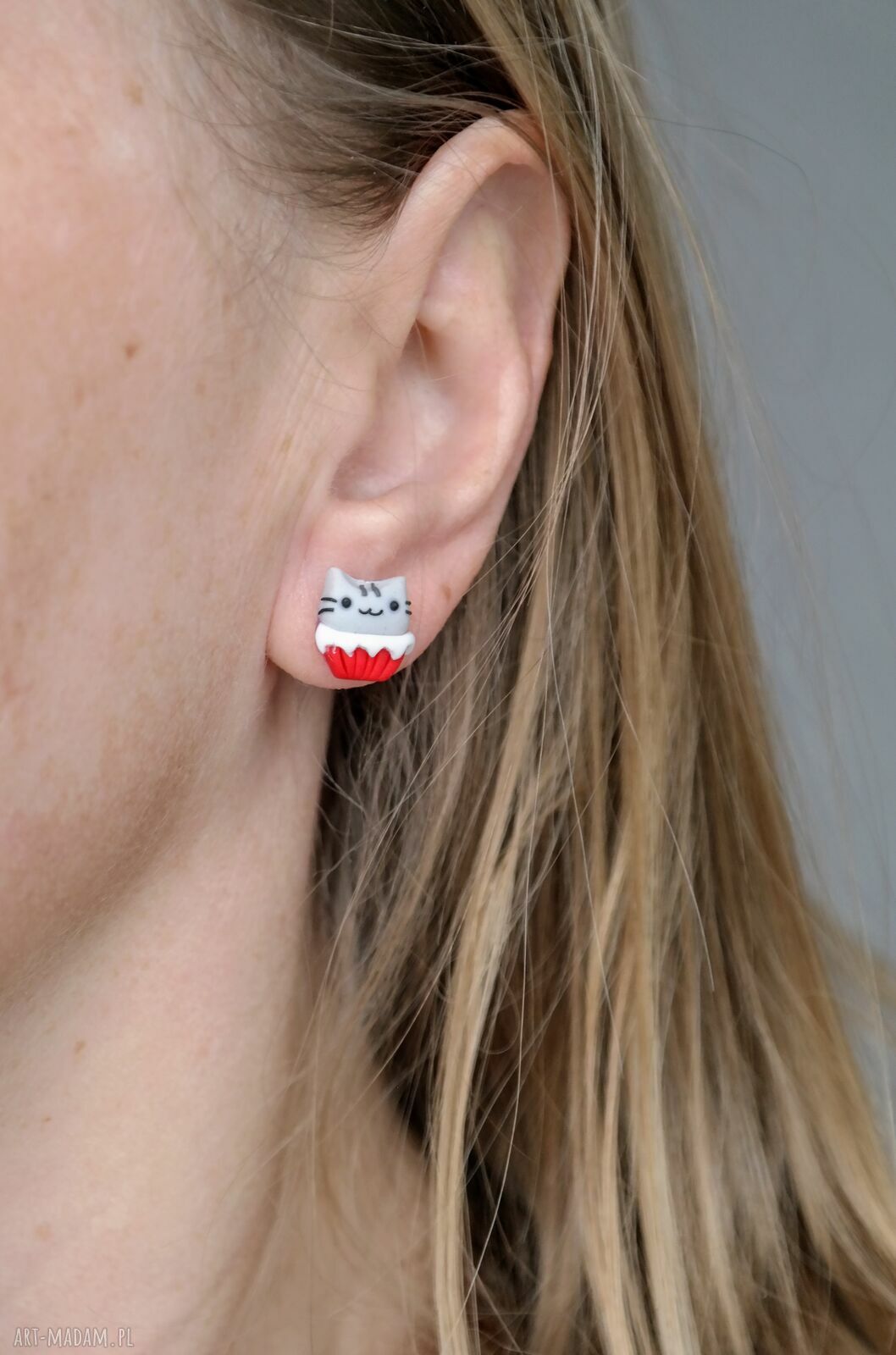Pusheen kotki w czerwonych babeczkach - urocze kolczyki sztyfty handmade (12 mm)