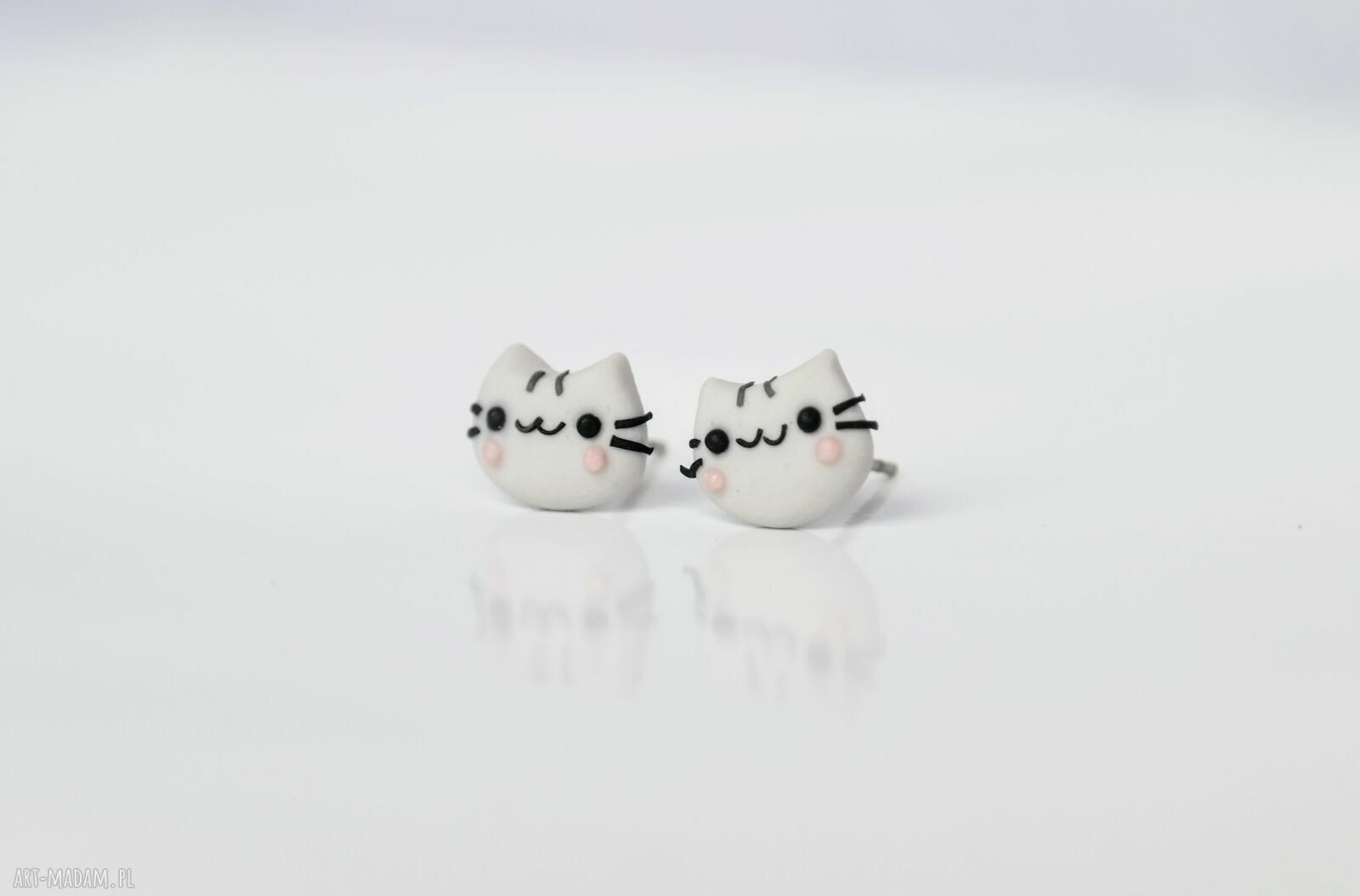 Kolczyki Pusheen z modeliny - klasyczne kotki 1 cm, lekkie i antyalergiczne wkrętki
