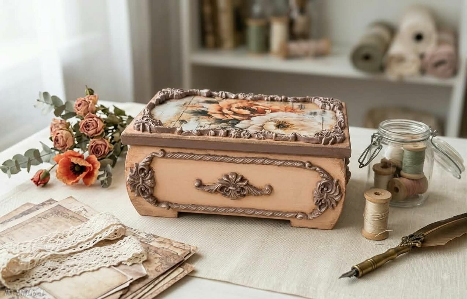 Puzderko na biżuterię z piwoniami w stylu retro