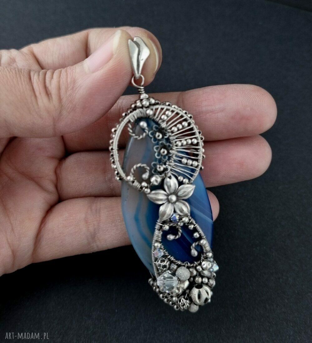 Duży wisior „Quintessence” z agatem w odcieniach błękitu i granatu - wire wrapping ze srebra 999/925 i kryształami Swarovski