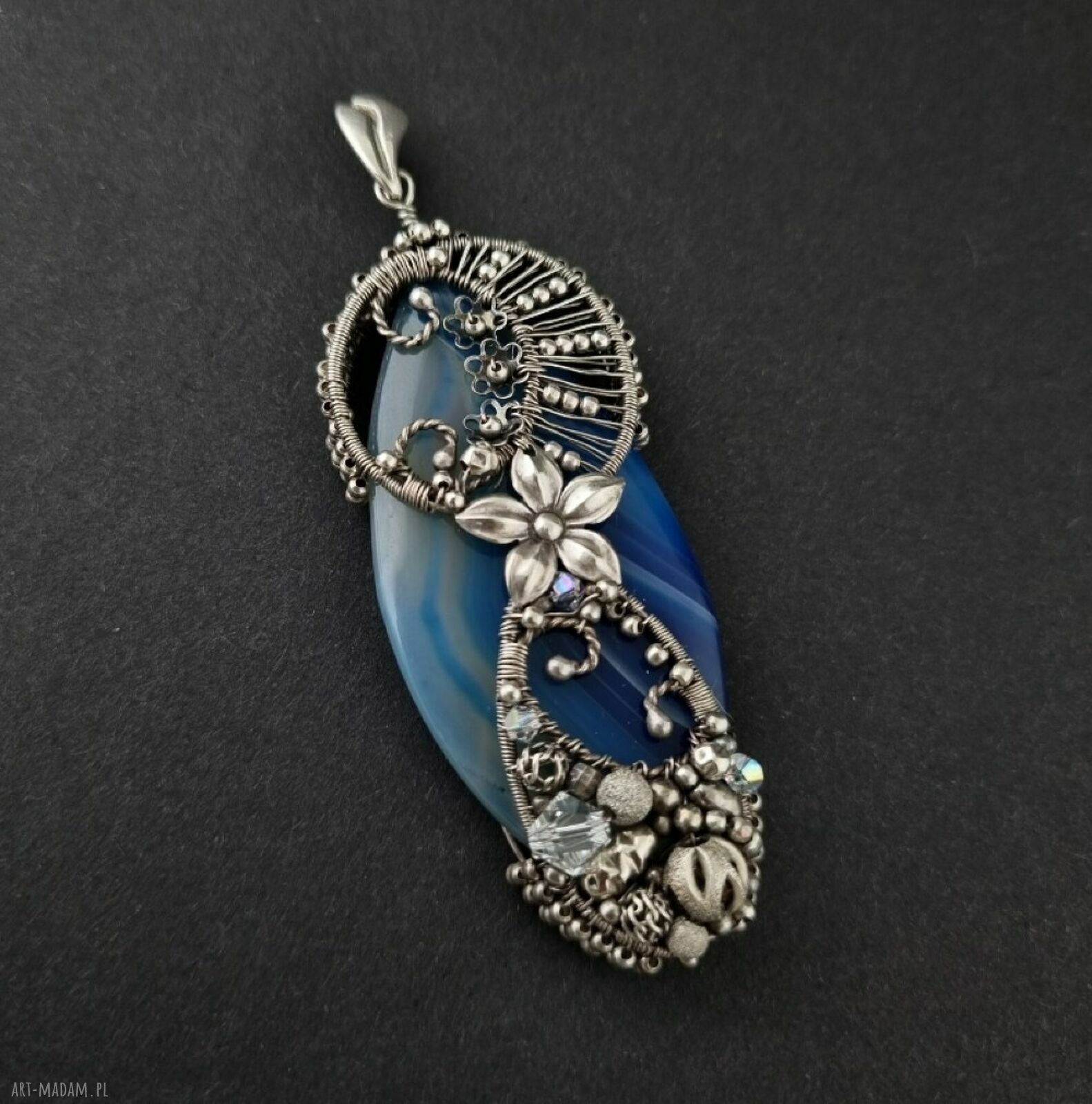 Duży wisior „Quintessence” z agatem w odcieniach błękitu i granatu - wire wrapping ze srebra 999/925 i kryształami Swarovski