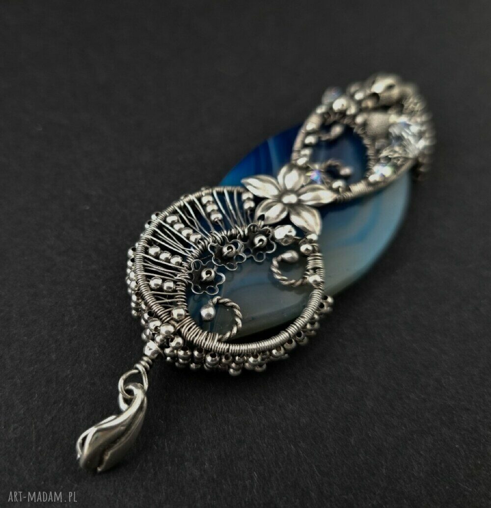 Duży wisior „Quintessence” z agatem w odcieniach błękitu i granatu - wire wrapping ze srebra 999/925 i kryształami Swarovski