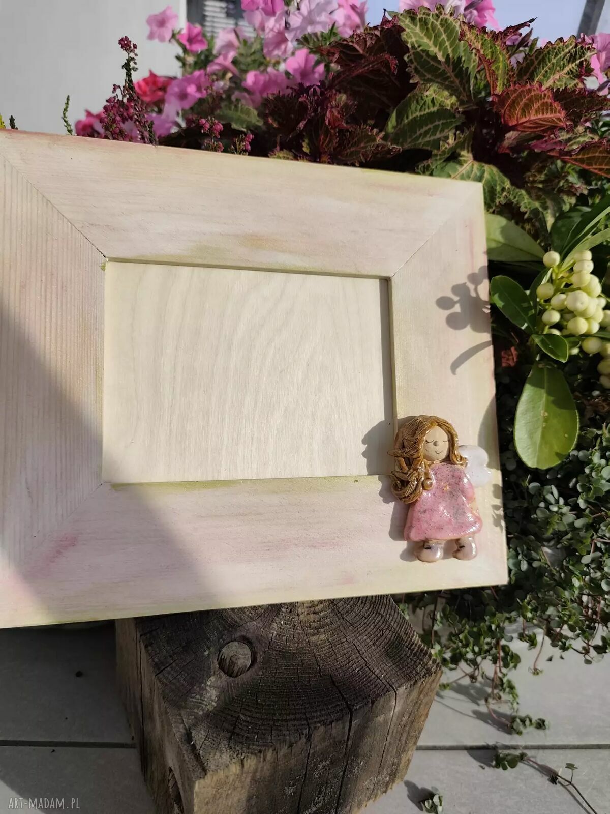 Drewniana ramka na zdjęcie z ceramicznym aniołem