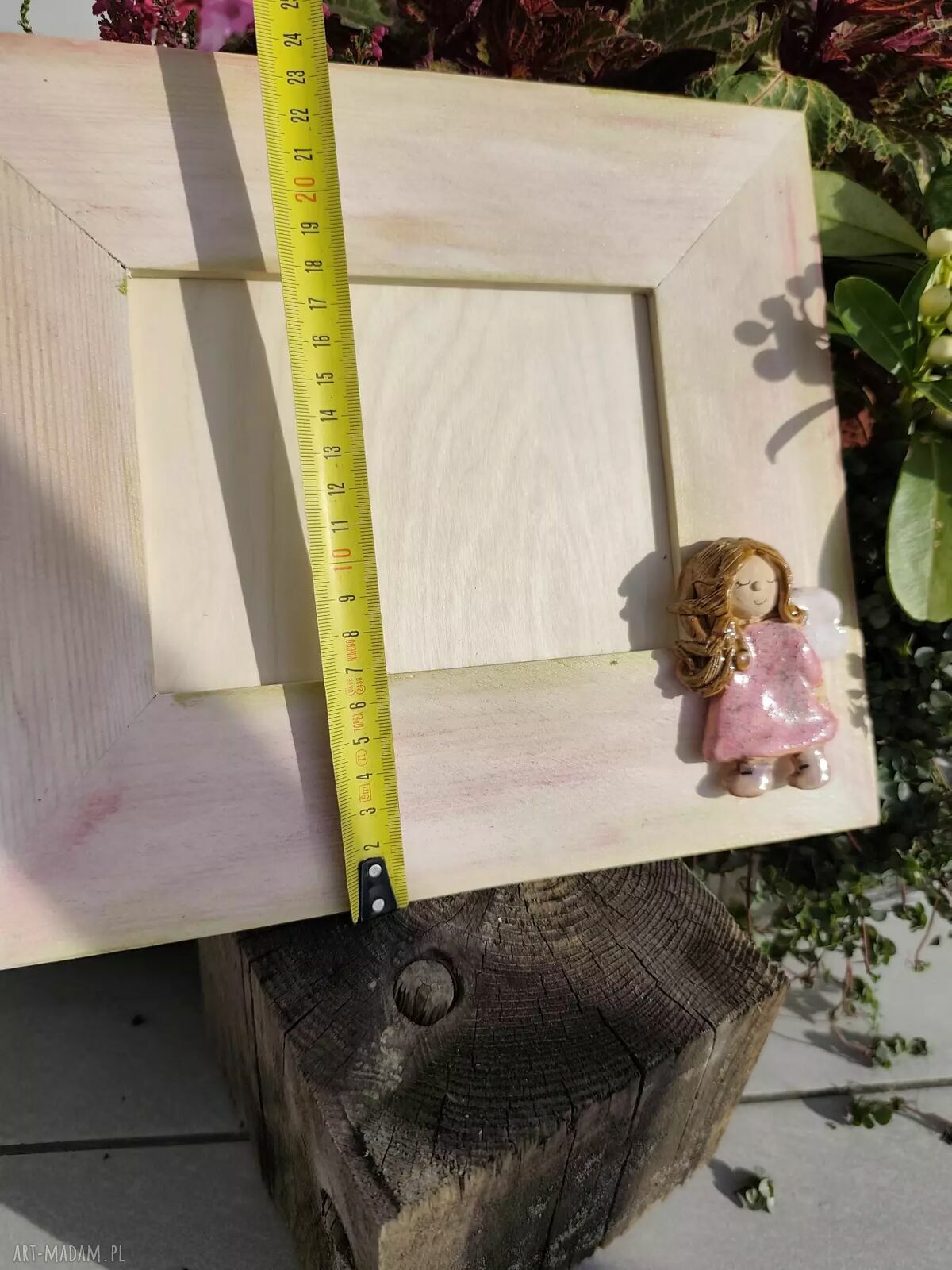 Drewniana ramka na zdjęcie z ceramicznym aniołem