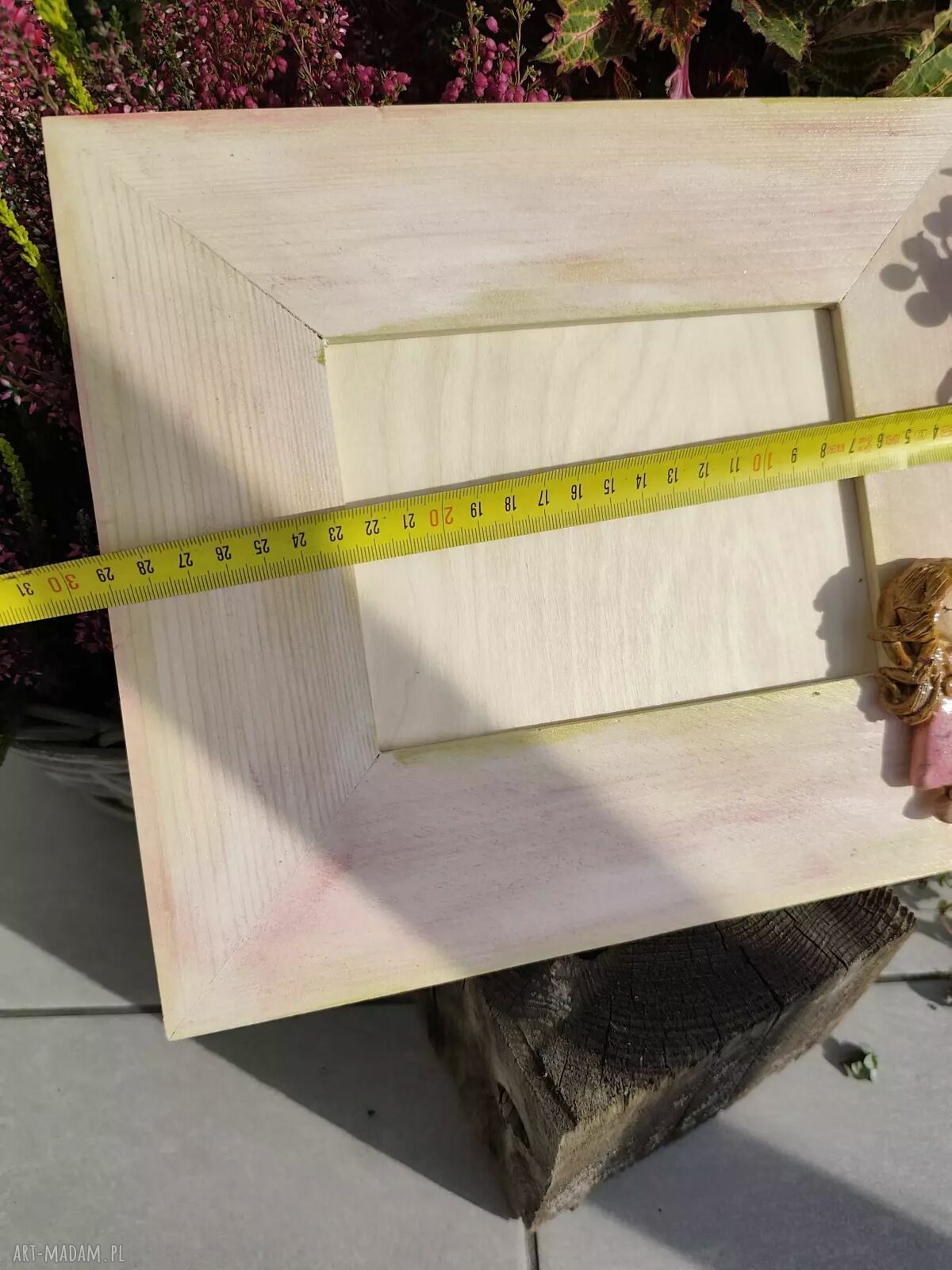 Drewniana ramka na zdjęcie z ceramicznym aniołem