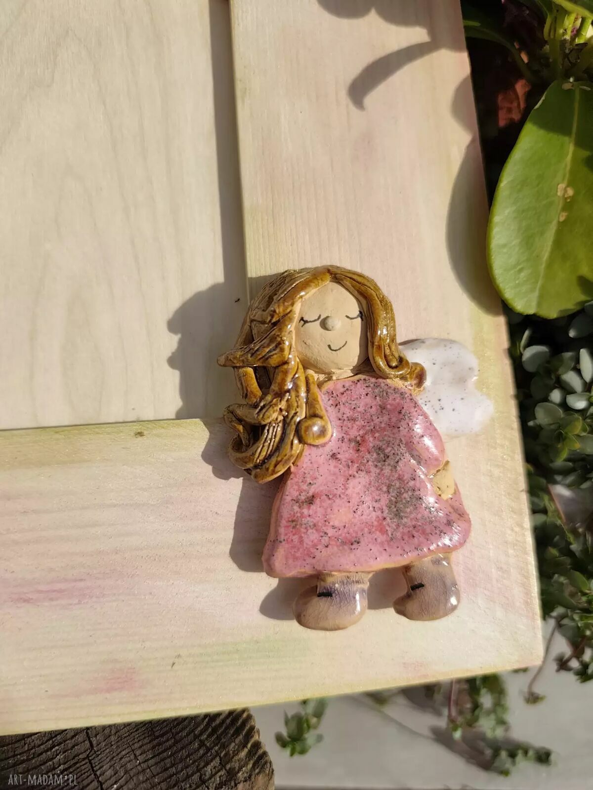 Drewniana ramka na zdjęcie z ceramicznym aniołem
