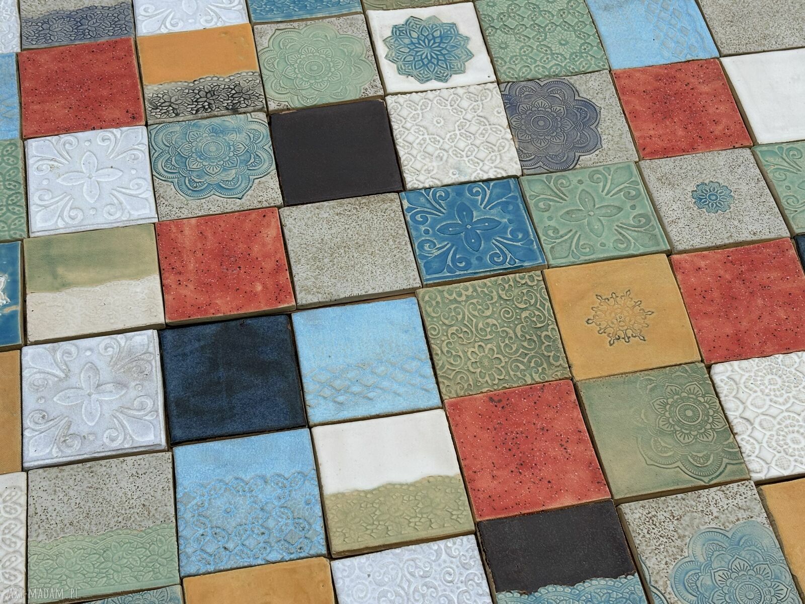 Ręcznie formowane kafle ceramiczne 9x9 cm w stylu boho