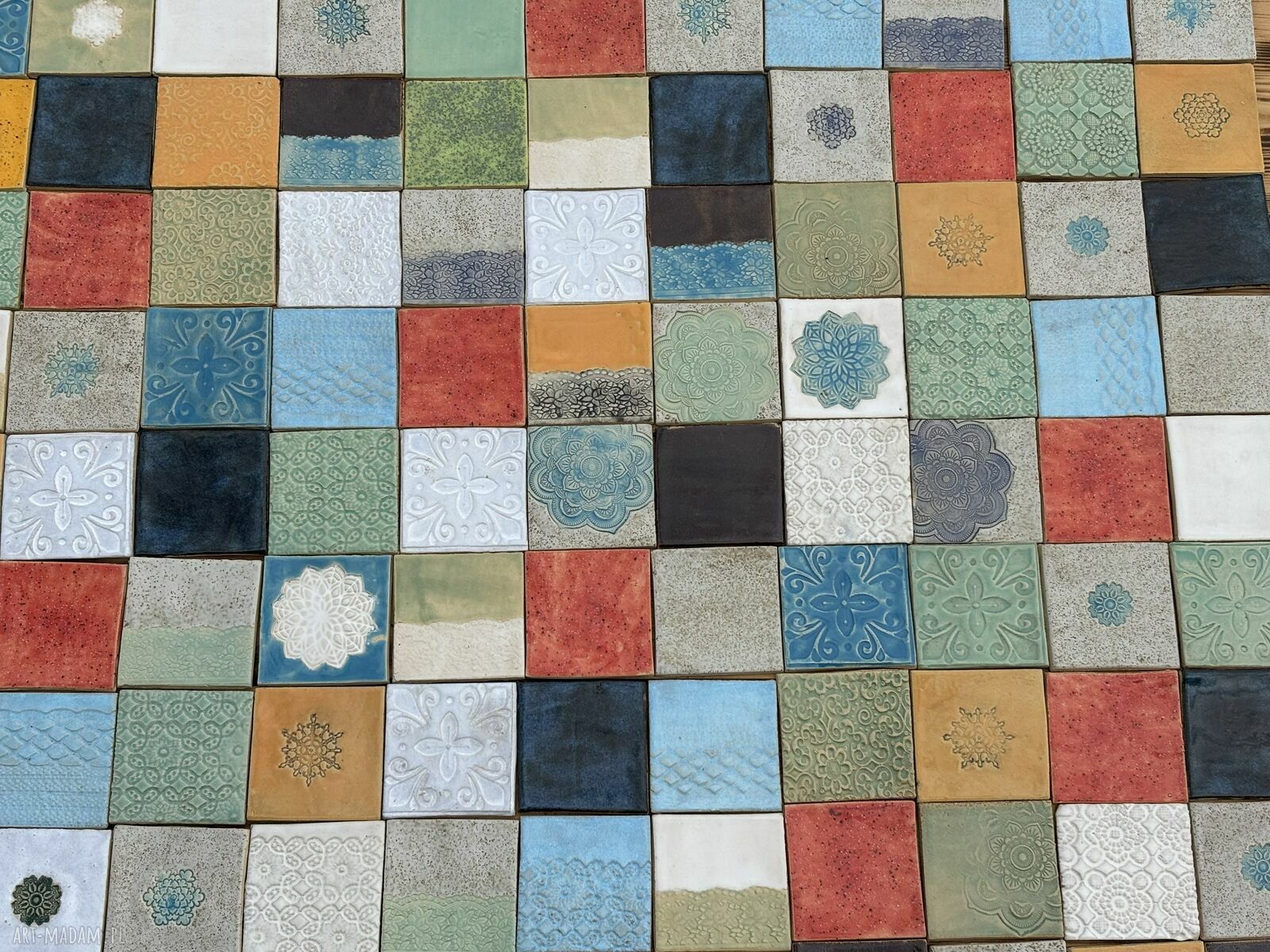 Ręcznie formowane kafle ceramiczne 9x9 cm w stylu boho