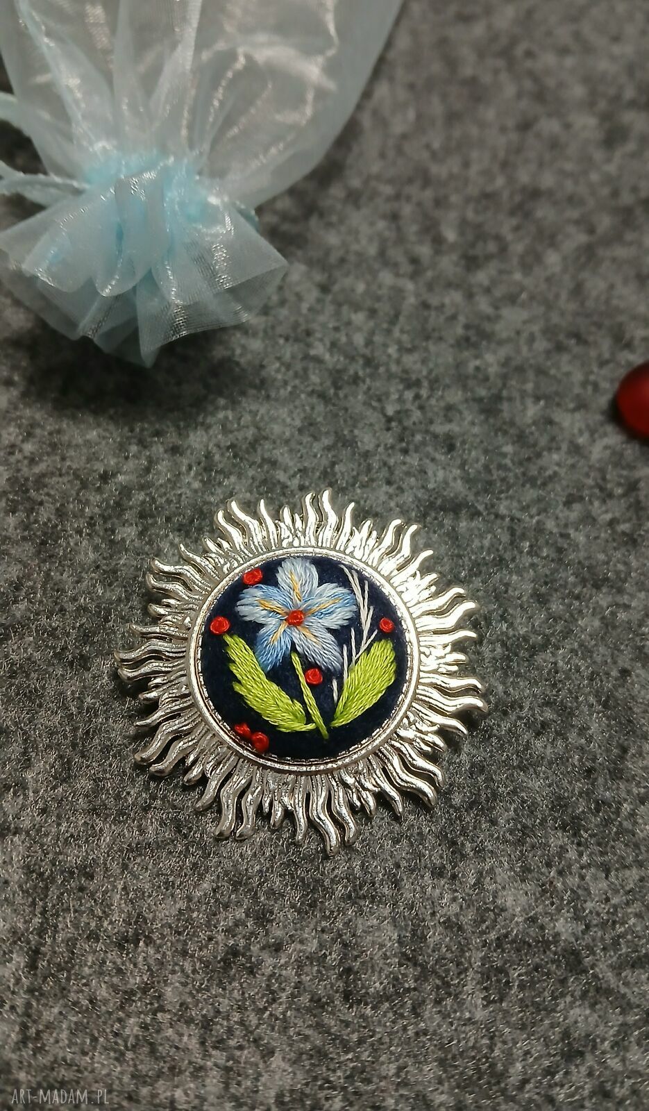 Ręcznie haftowana broszka PLUTON - boho niezapominajki na filcu