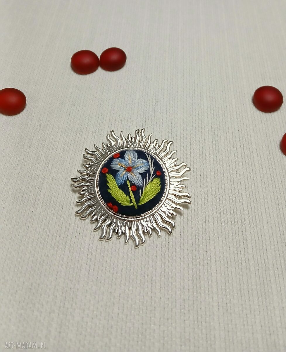 Ręcznie haftowana broszka PLUTON - boho niezapominajki na filcu