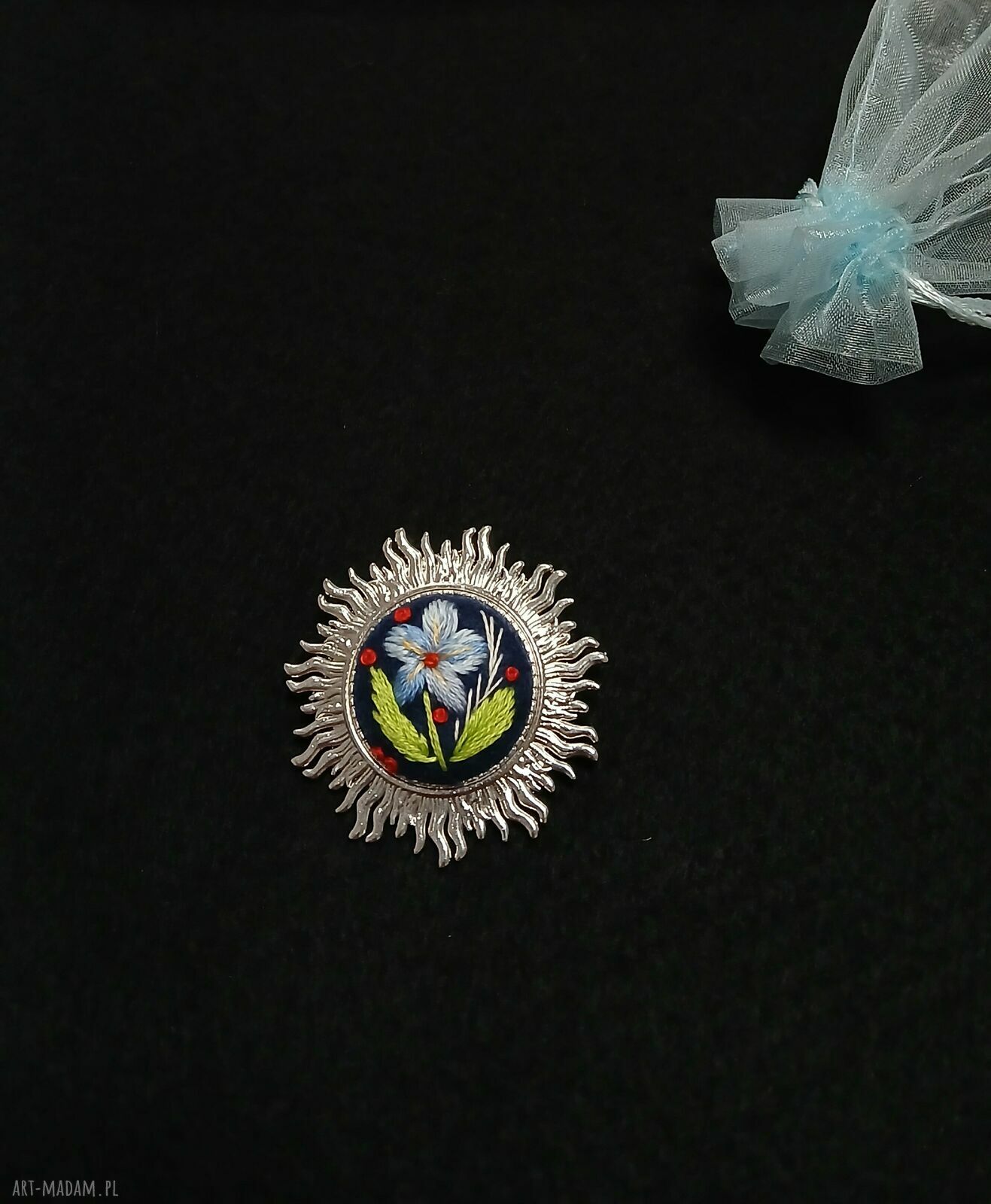Ręcznie haftowana broszka PLUTON - boho niezapominajki na filcu