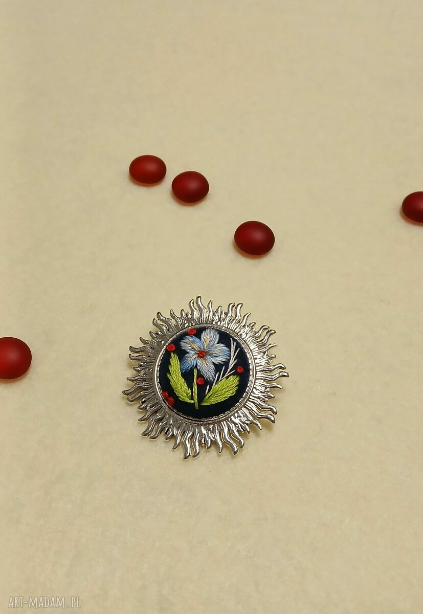Ręcznie haftowana broszka PLUTON - boho niezapominajki na filcu