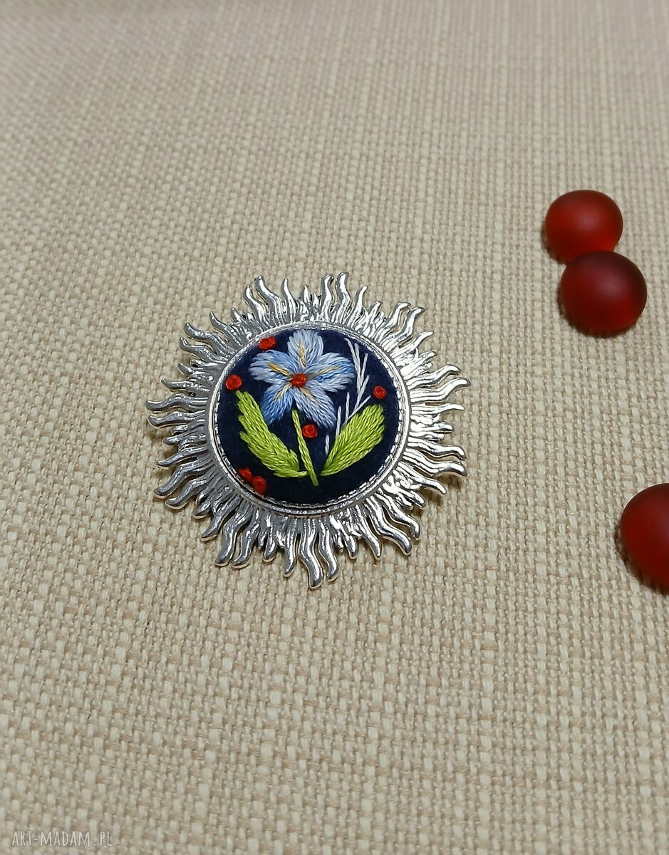 Ręcznie haftowana broszka PLUTON - boho niezapominajki na filcu