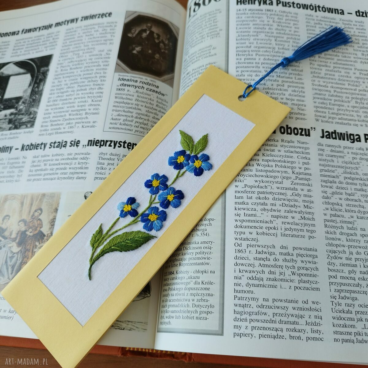 Ręcznie haftowana zakładka do książki z niezapominajkami