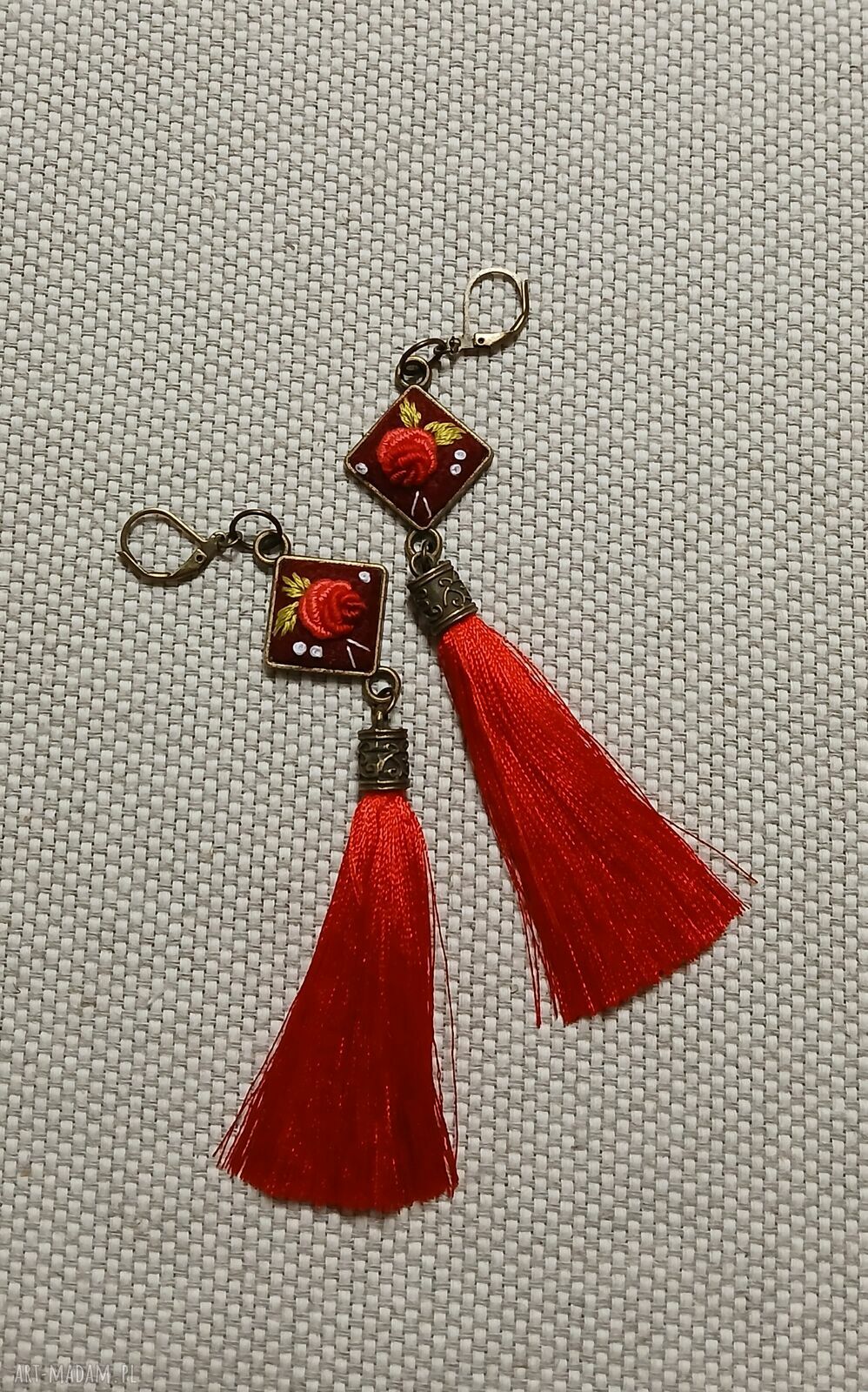 Czerwone, ręcznie haftowane kolczyki boho na filcu z chwostami