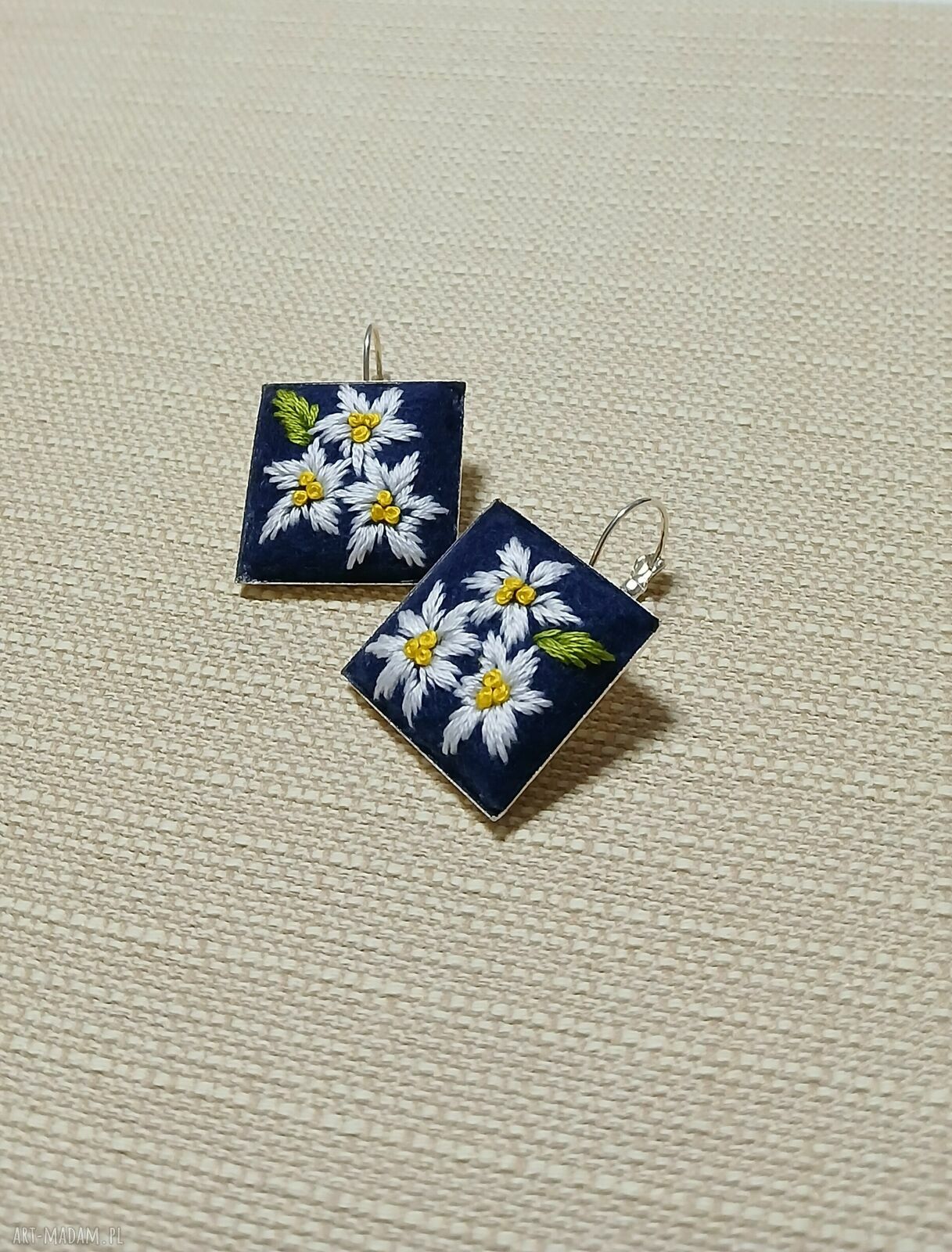 Ręcznie haftowane kolczyki MOC boho na filcu (bez niklu)