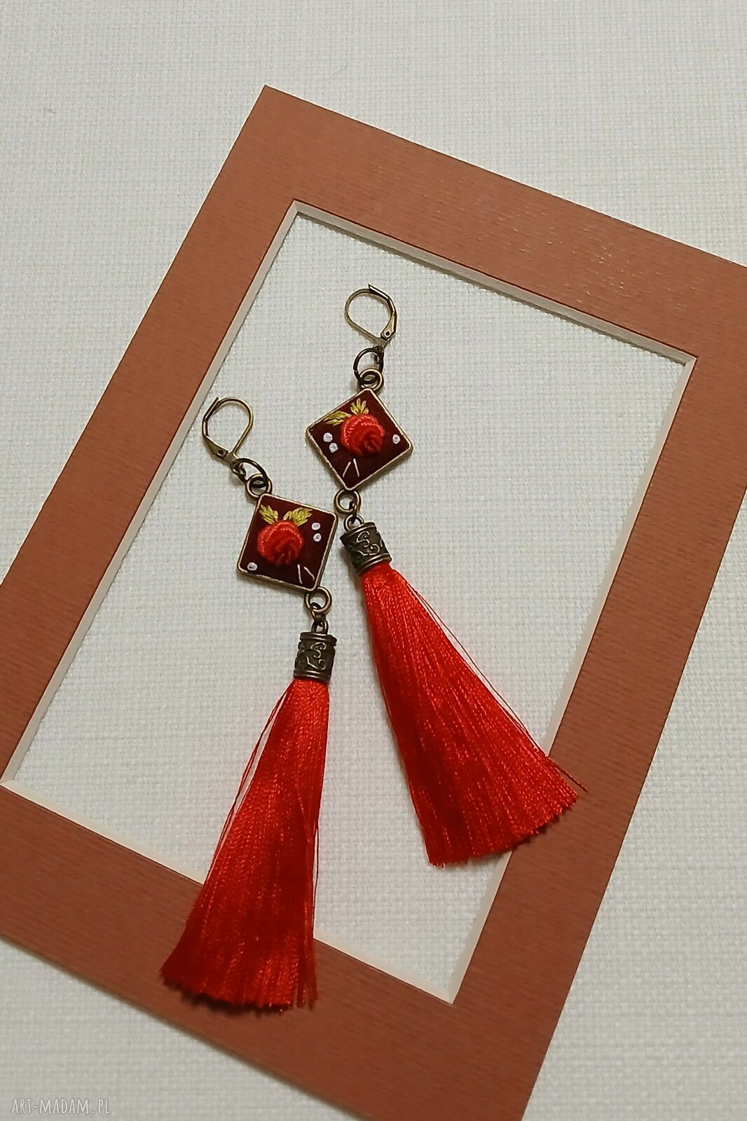 Czerwone, ręcznie haftowane kolczyki boho na filcu z chwostami