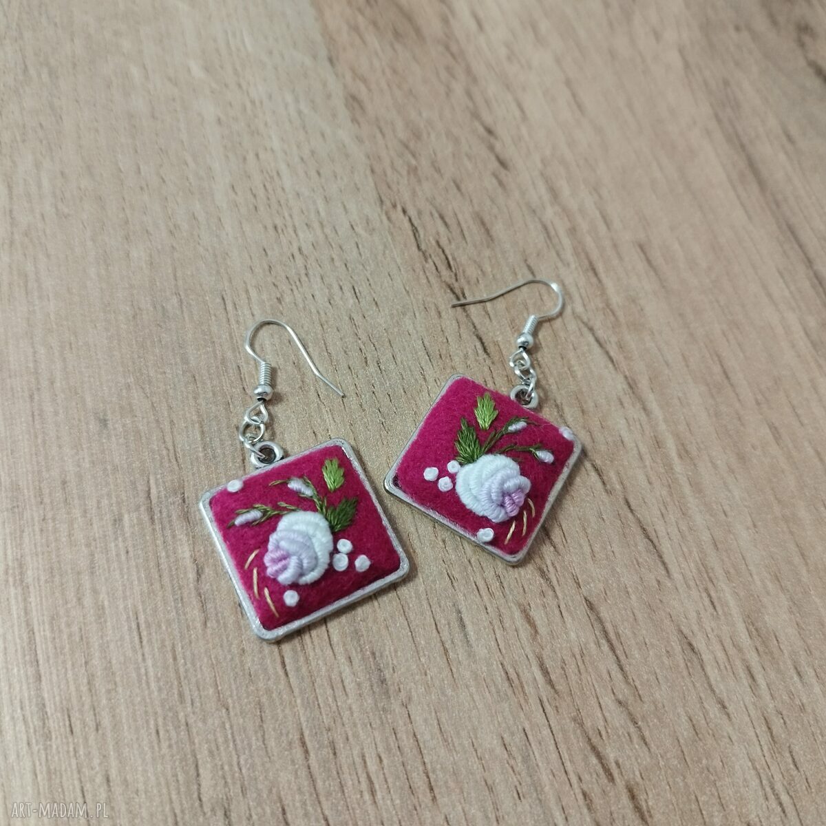 Ręcznie haftowane kwadratowe kolczyki Gotfryda - magenta boho na filcu