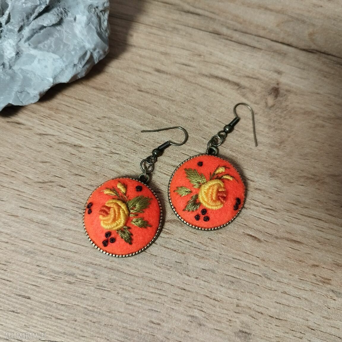 Ręcznie haftowane kolczyki Jasper na filcu boho - pomarańczowe