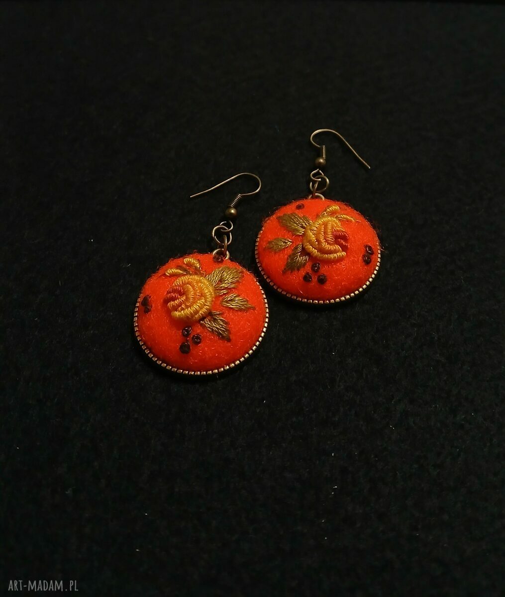 Ręcznie haftowane kolczyki Jasper na filcu boho - pomarańczowe