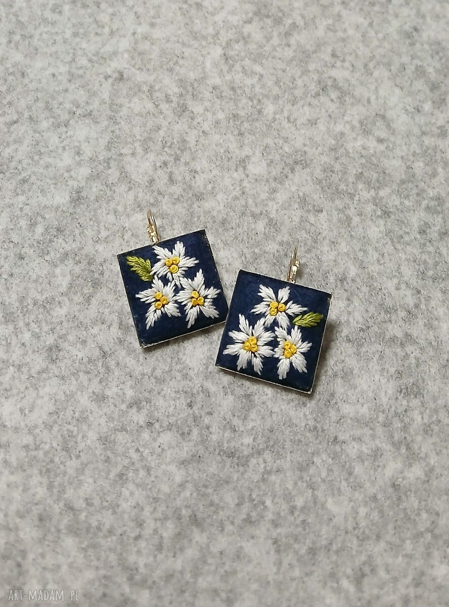 Ręcznie haftowane kolczyki MOC boho na filcu (bez niklu)