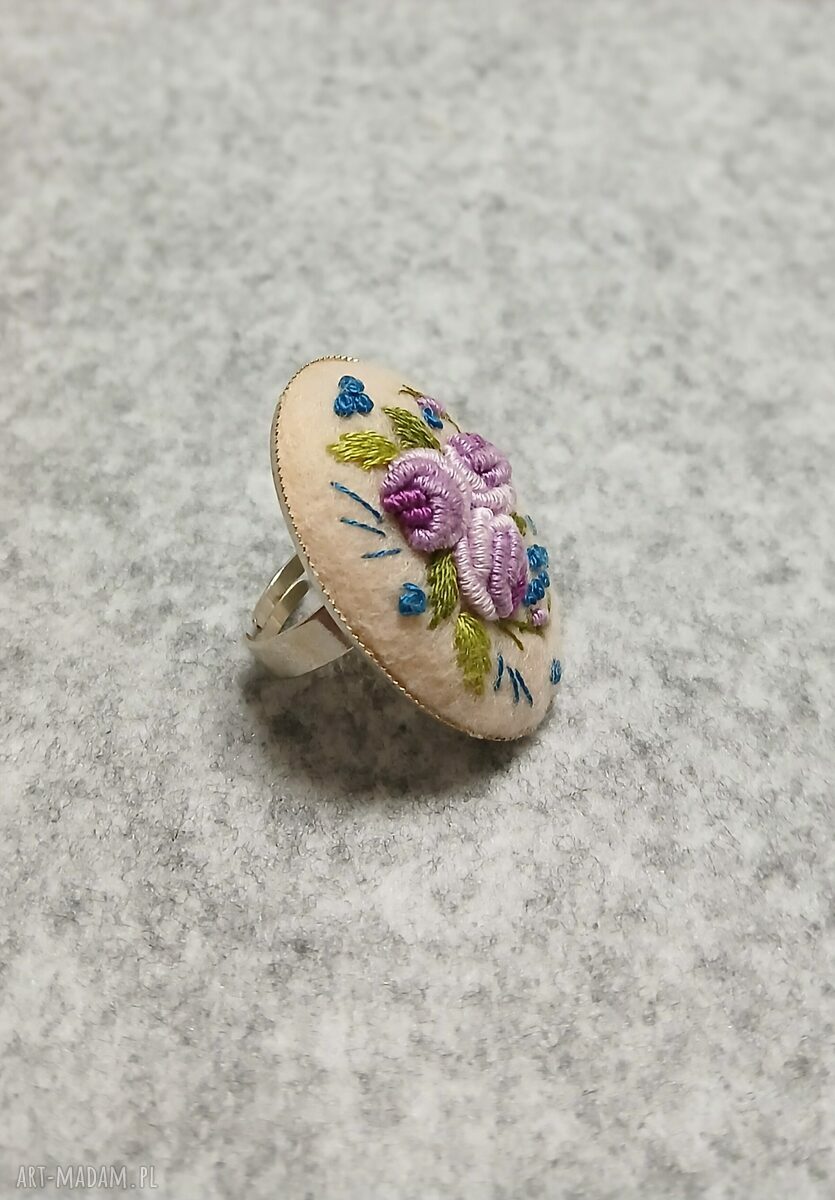 Ręcznie haftowany pierścień DELFINA na filcu - boho, bez niklu