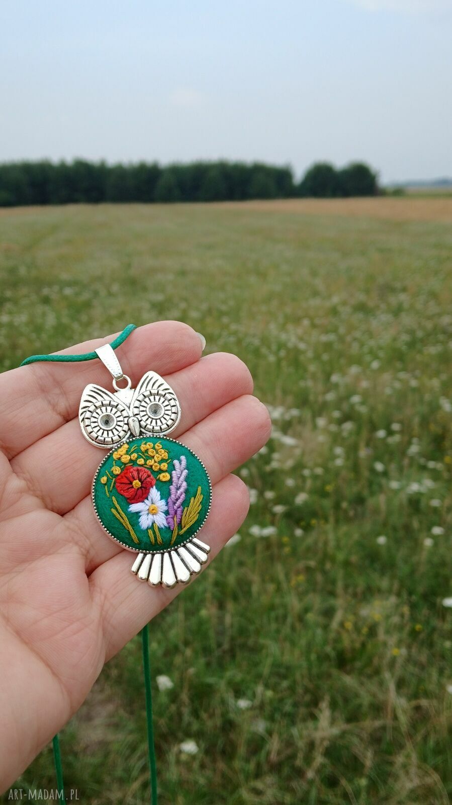 Ręcznie haftowany wisior Zielona Sowa - biżuteria boho na filcu