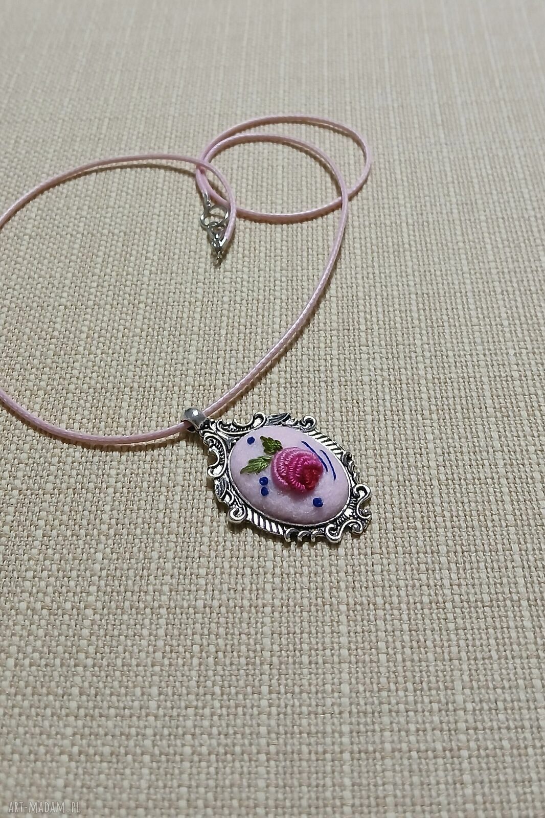 Ręcznie haftowany wisior dla Odetty - boho z haftem na filcu