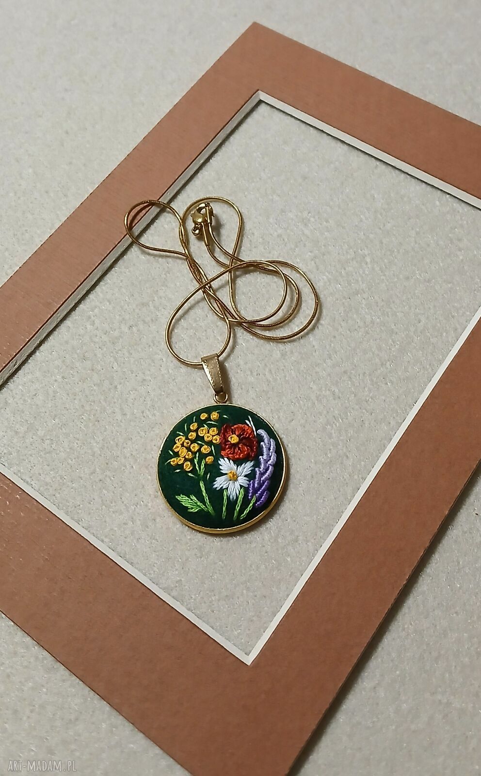 Ręcznie haftowany wisior z letnim bukietem kwiatów