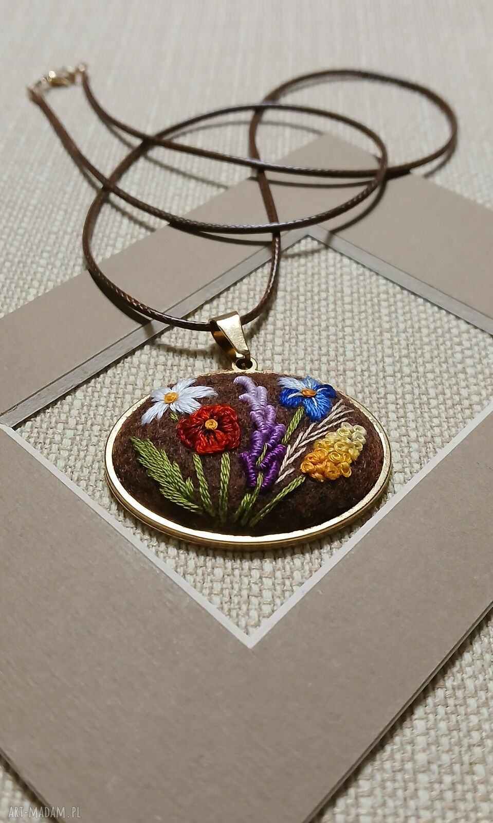 Ręcznie haftowany wisiorek boho dla Heleny