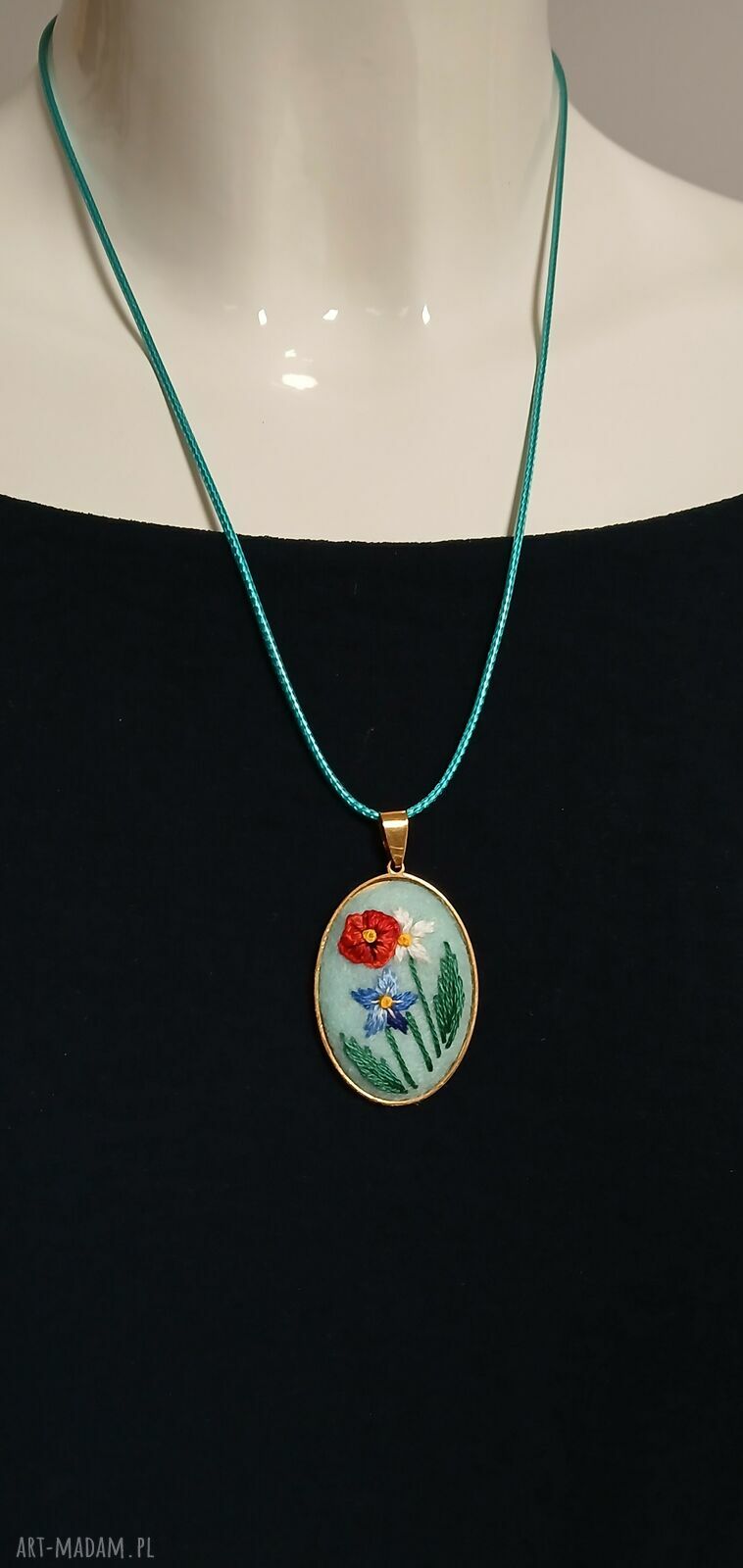 Ręcznie haftowany wisior handmade - oryginalna biżuteria dla niej