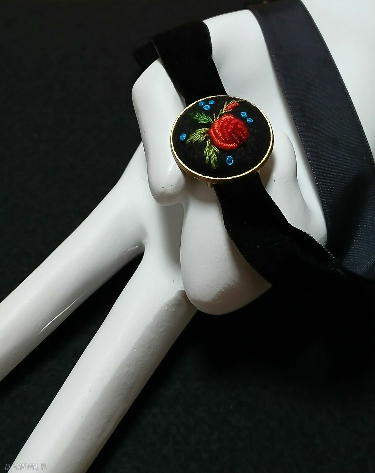 Ręcznie haftowany choker boho na aksamitce - czarny