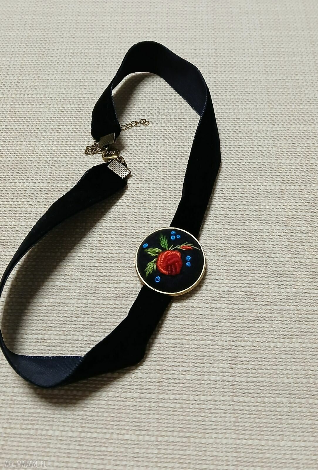 Ręcznie haftowany choker boho na aksamitce - czarny