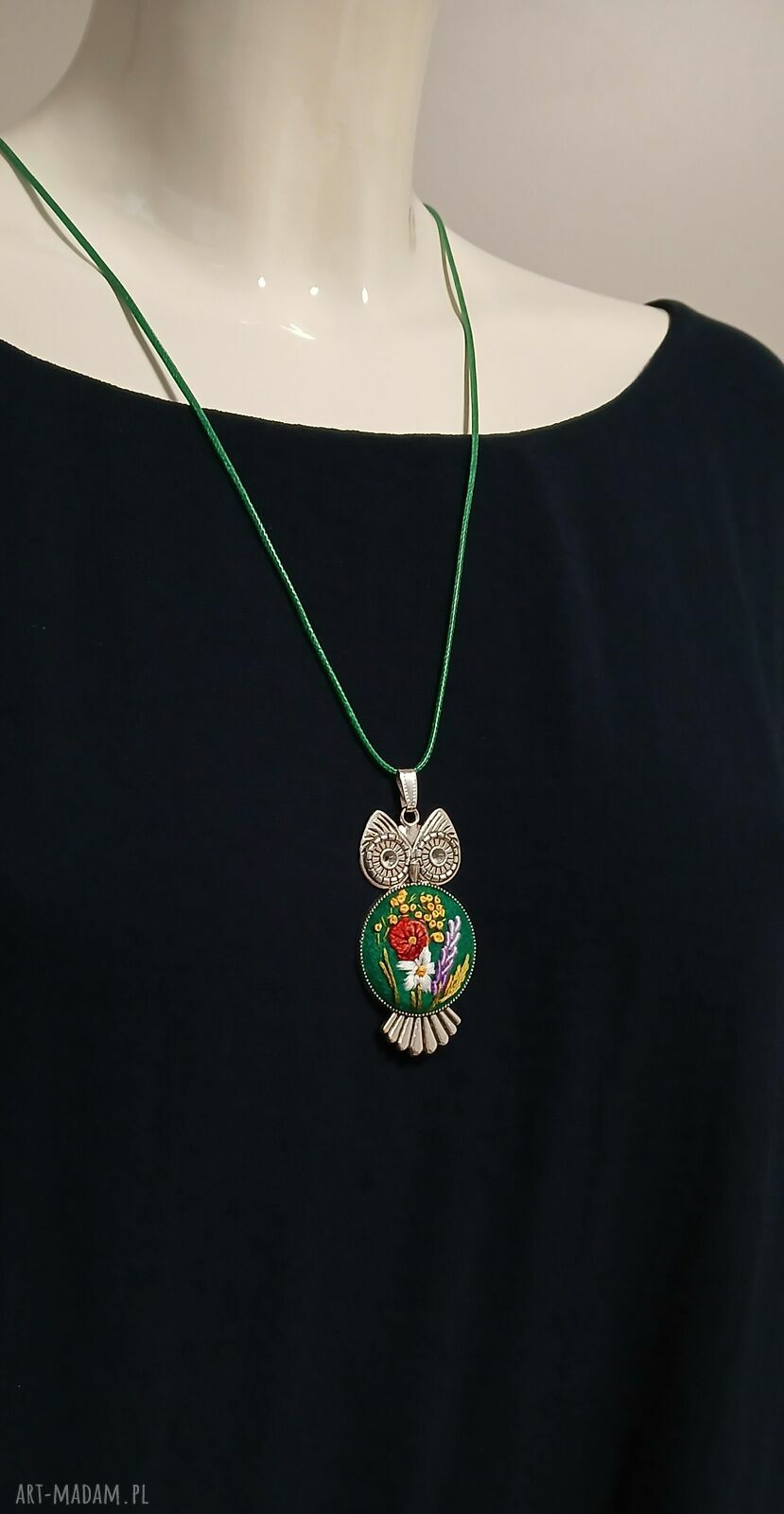 Ręcznie haftowany wisior Zielona Sowa - biżuteria boho na filcu
