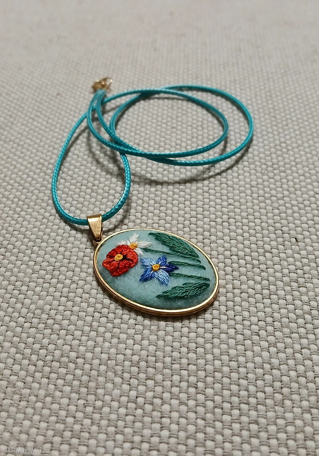 Ręcznie haftowany wisior handmade - oryginalna biżuteria dla niej