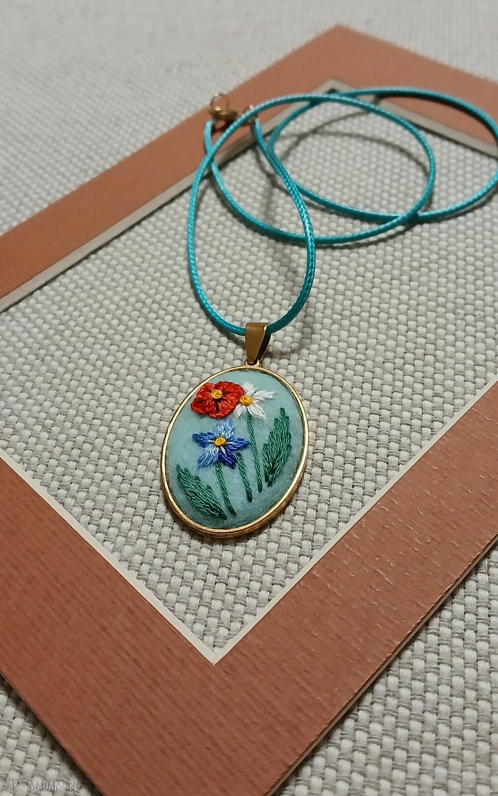 Ręcznie haftowany wisior handmade - oryginalna biżuteria dla niej