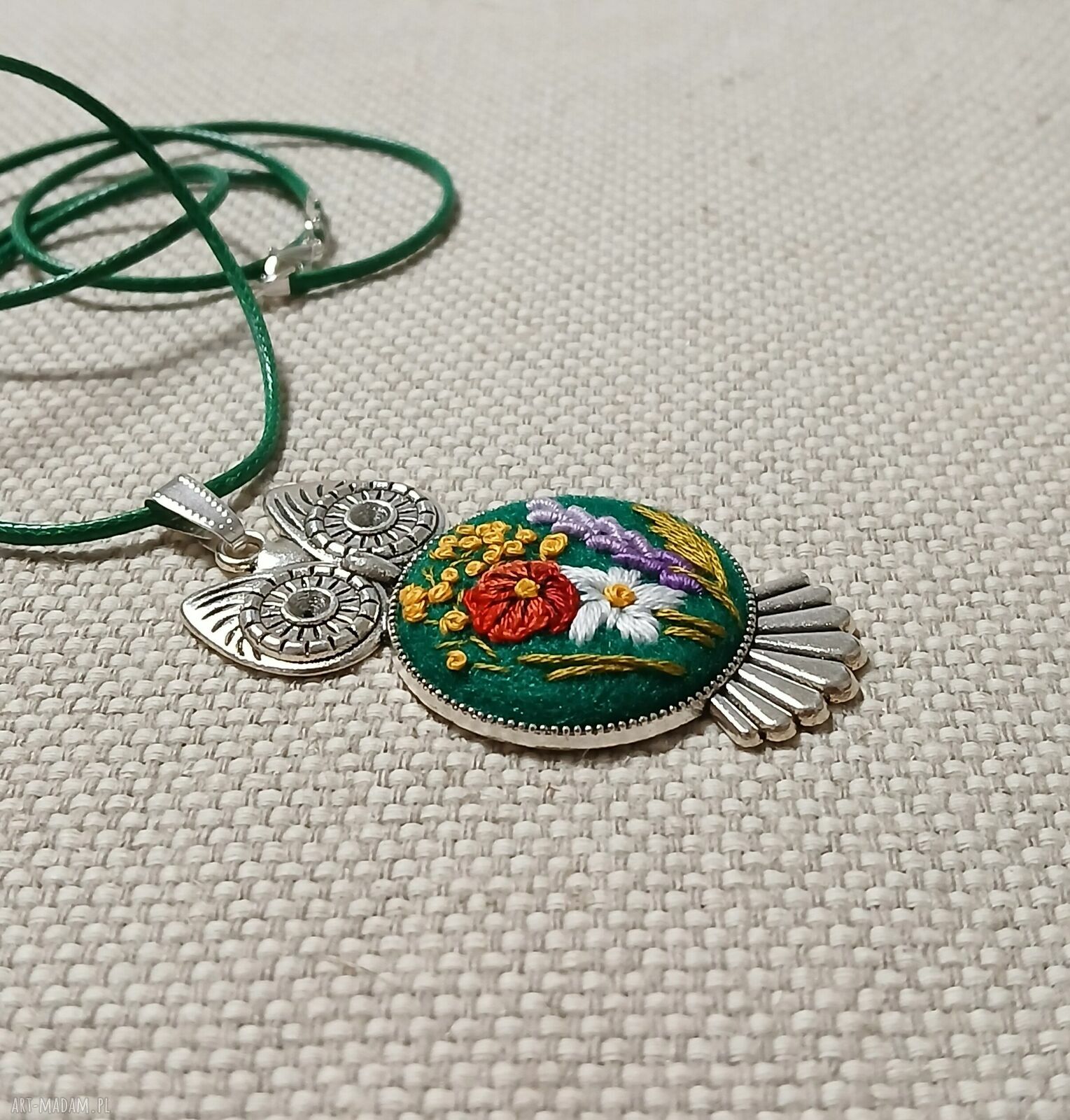 Ręcznie haftowany wisior Zielona Sowa - biżuteria boho na filcu