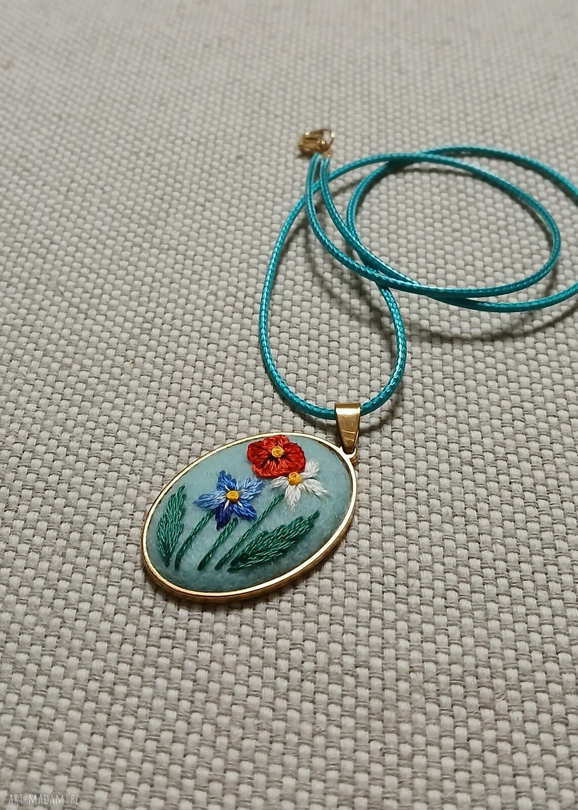 Ręcznie haftowany wisior handmade - oryginalna biżuteria dla niej