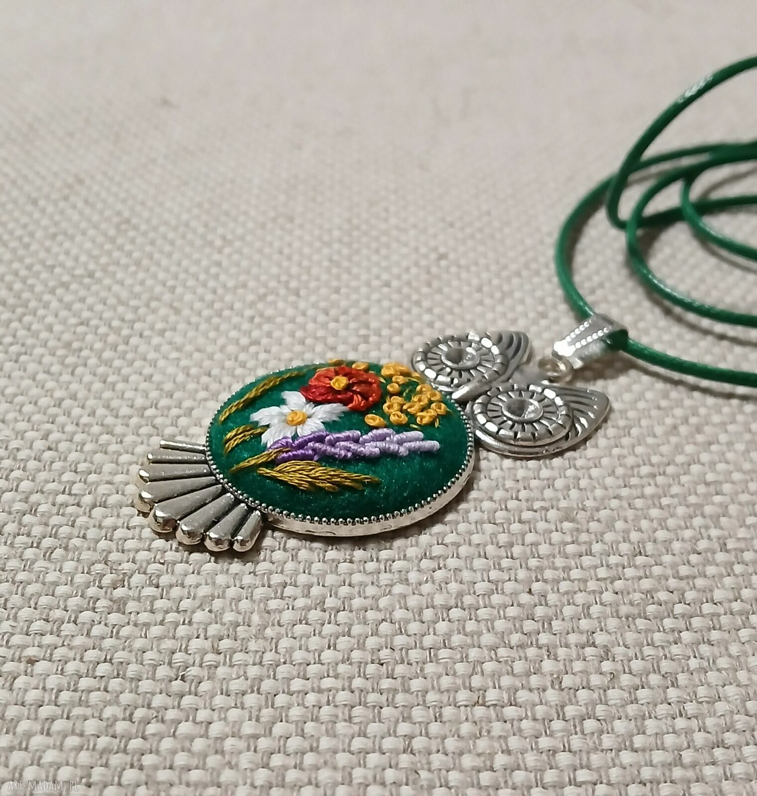 Ręcznie haftowany wisior Zielona Sowa - biżuteria boho na filcu